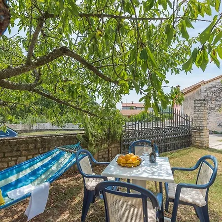 Apartman Keser With Garden